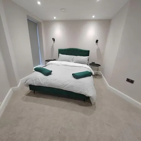 Spacious Leeds Modern Centre Apartment *