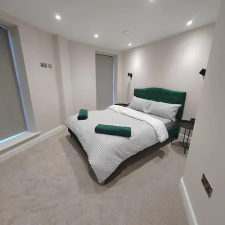 Spacious Leeds Modern Centre Apartment