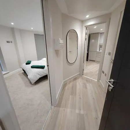 Spacious Leeds Modern Centre Apartment